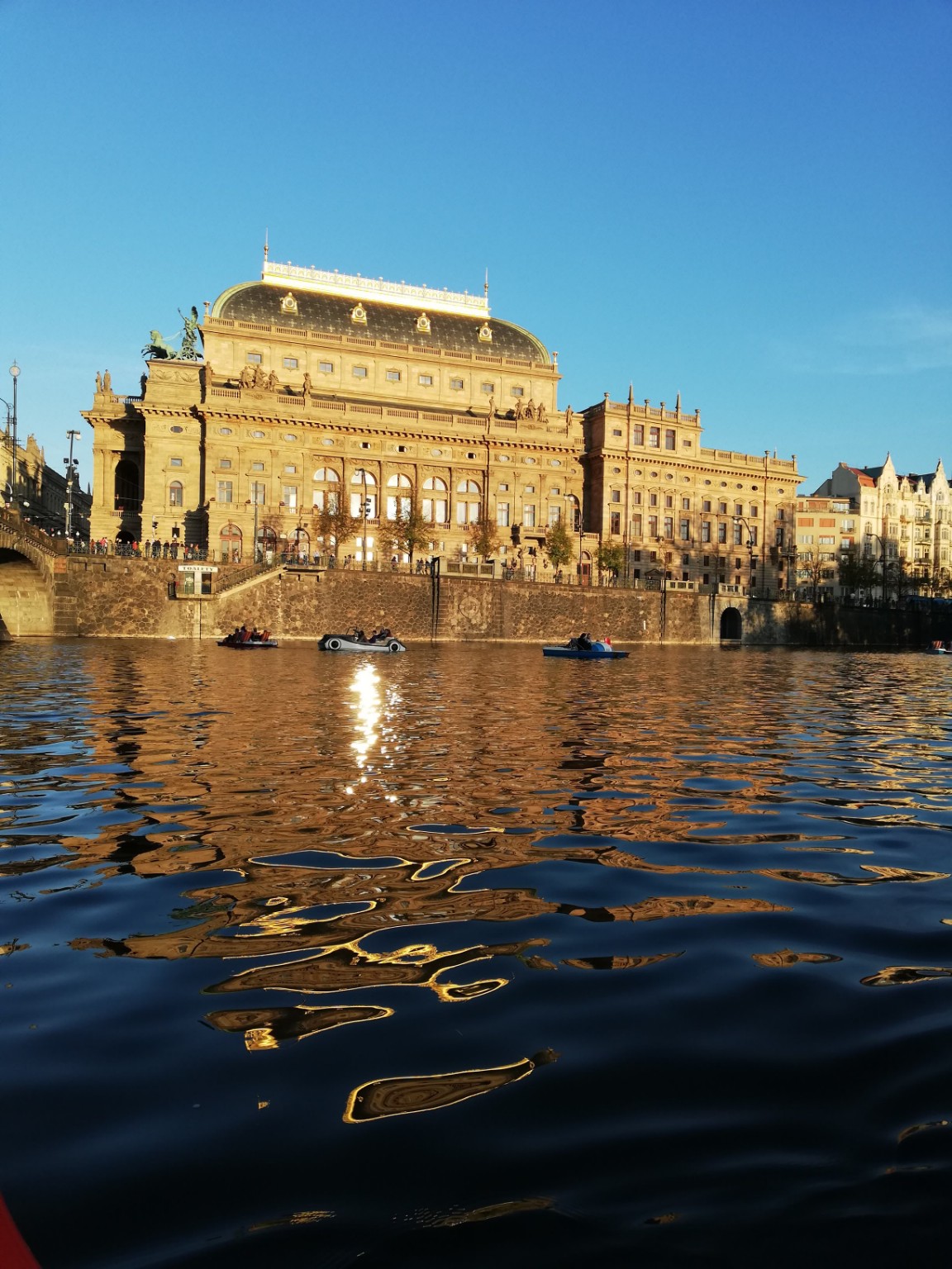 Zlatá scéna · Praha · architektura a světlo