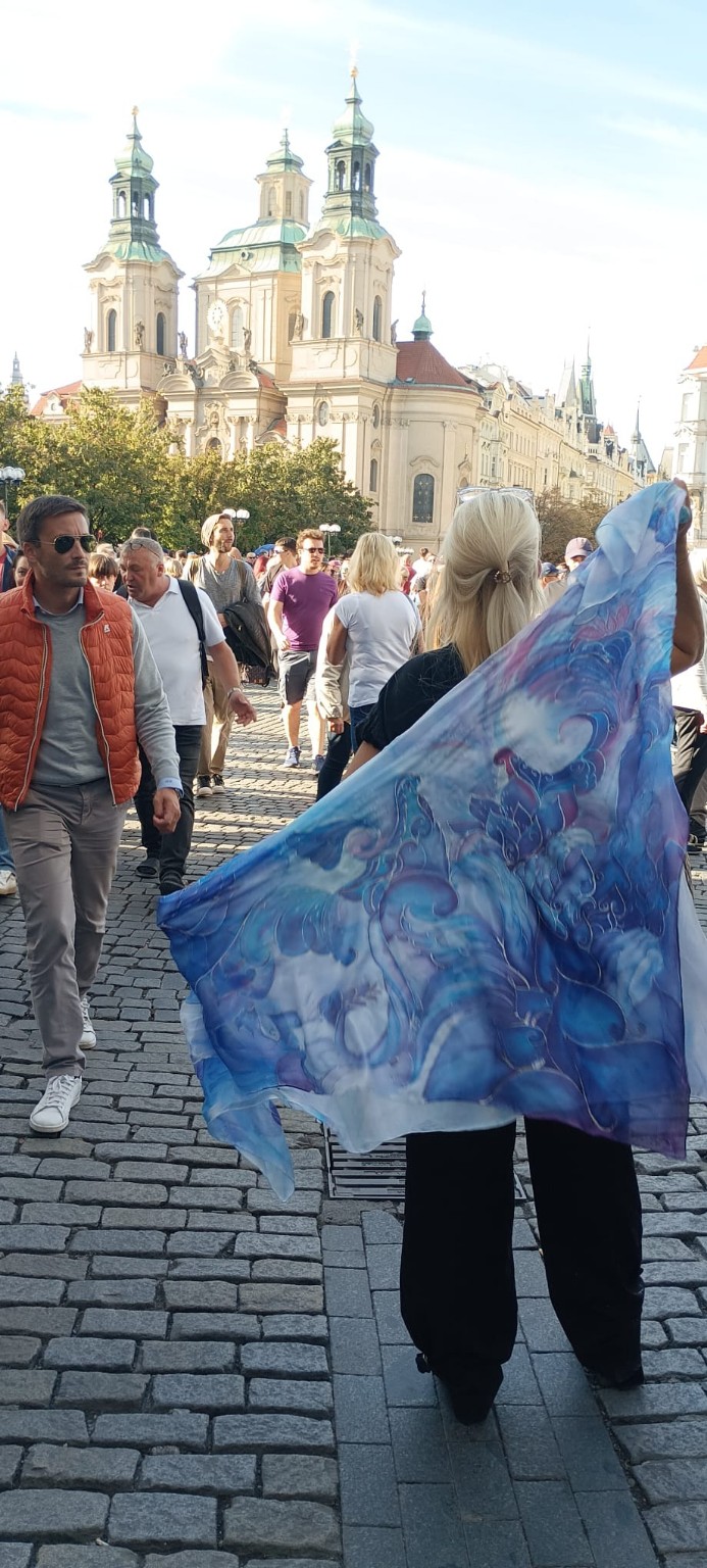 Roztažený šátek · původní ruční malba na hedvábí
