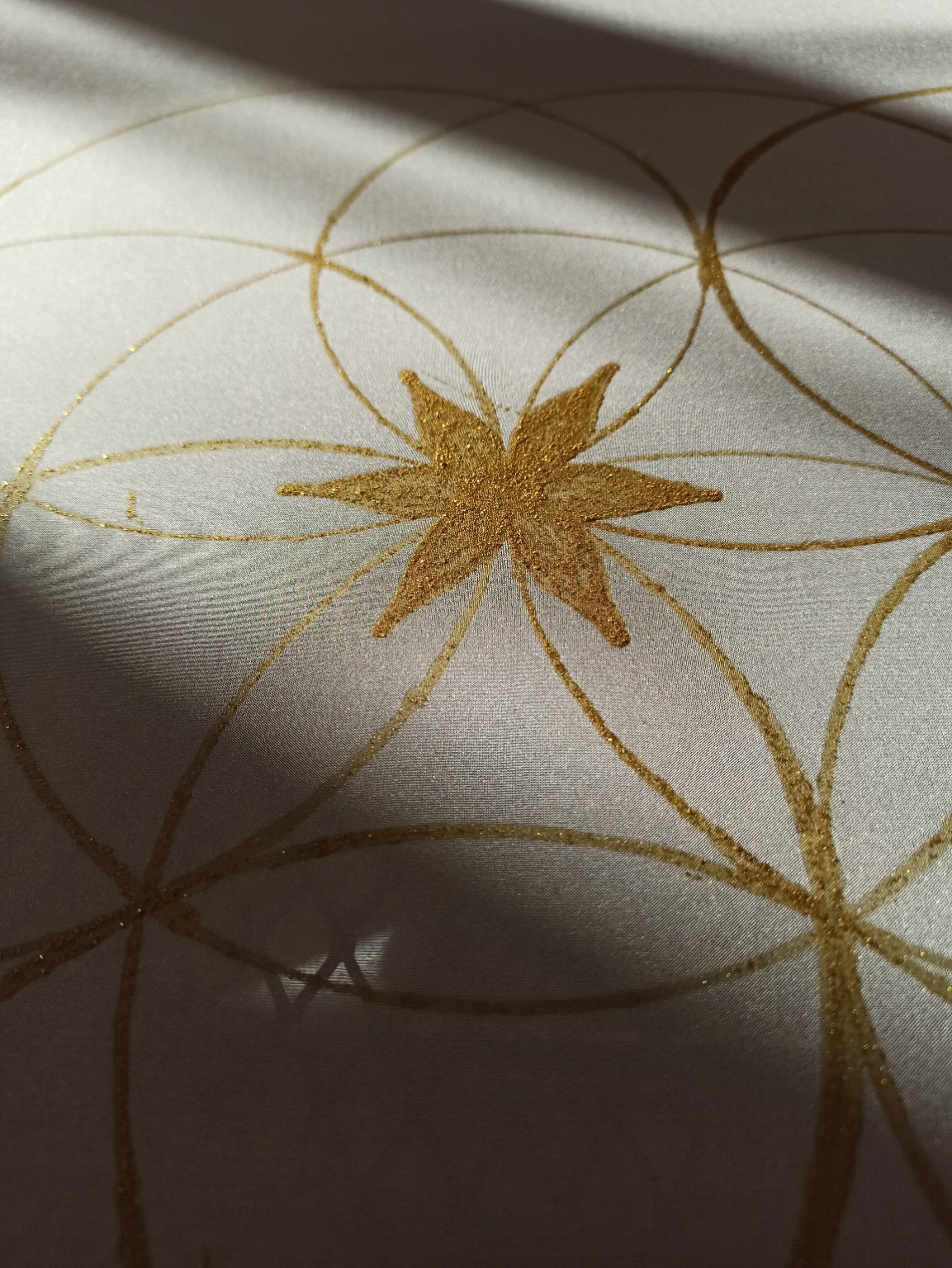 Zlatá hvězda · detail samostatné malby na hedvábí