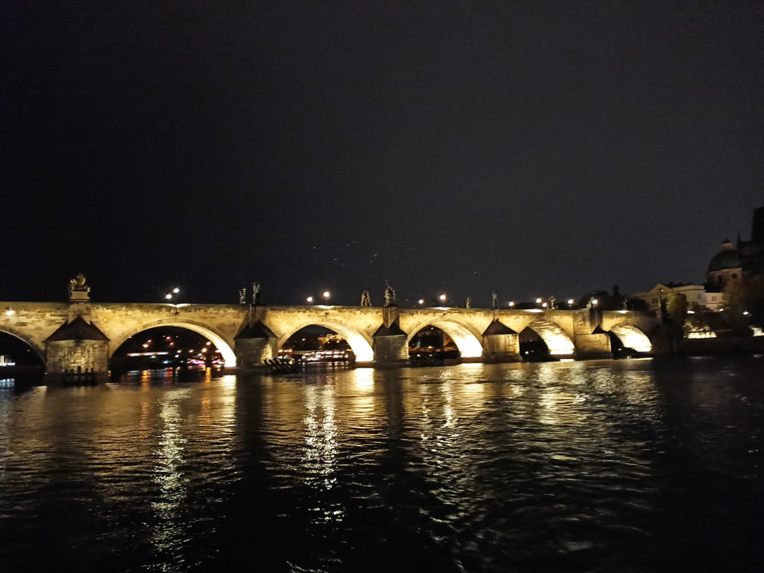 Vltava po setmění
